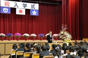 朝霞第五小学校入学式で挨拶をする富岡市長