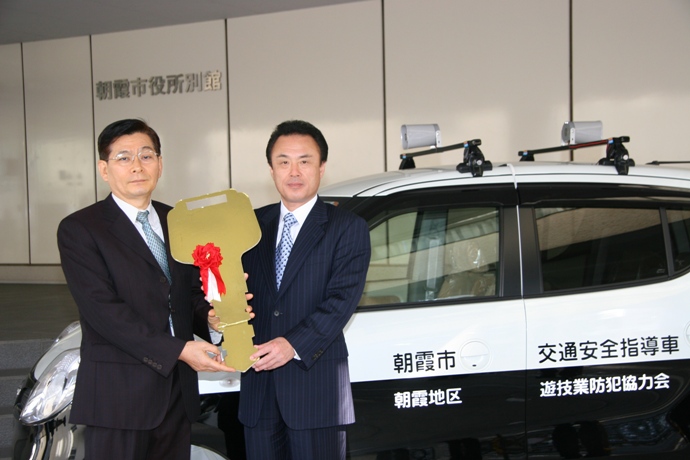朝霞地区遊戯業防犯協力会から交通安全指導車が寄贈されました