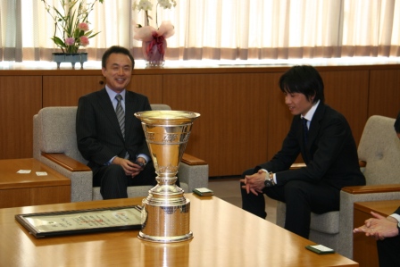 東洋大学陸上競技部の代表が箱根駅伝の優勝報告に来庁しました。