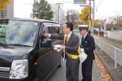 交通事故防止のための啓発グッズを手渡しする富岡市長