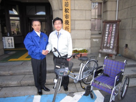 福島県会津若松市へ自転車と車いすを寄贈しました。
