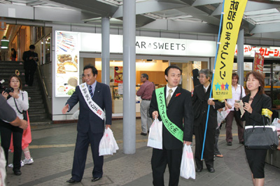 上田清司埼玉県知事といっしょに防犯キャンペーンに参加する