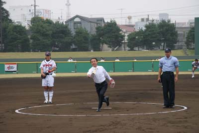 中央公園野球場で行われた日本女子ソフトボールリーグ埼玉大会で始球式