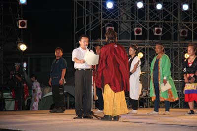 第23回朝霞市民まつり「彩夏祭」関八州よさこいフェスタ準鳴子大賞を授与する
