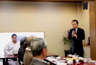 大栄翔関との新年お食事会で挨拶をする富岡市長