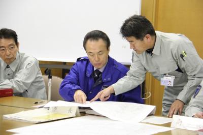 会議室で訓練の進捗を聞く富岡市長
