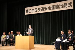 出発式で挨拶をする富岡市長