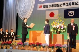 式典で表彰を行う富岡市長