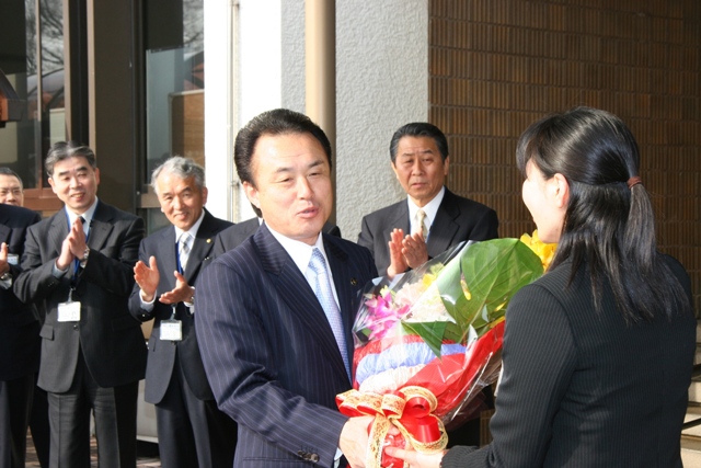 富岡市長二期目の登庁式であいさつを行いました