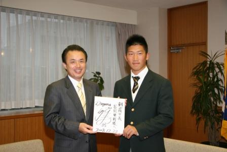 中日ドラゴンズの４位で指名された帝京高校野球部の高島祥平選手の表敬訪問を受けました