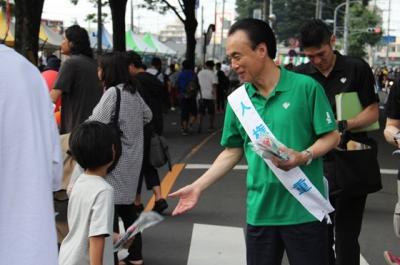 人権擁護啓発活動で配布物を配る富岡市長