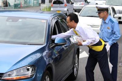 夏の交通事故防止運動該当啓発活動を行う富岡市長