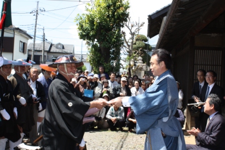 坂本板橋区長あての親書を大名行列に託しました