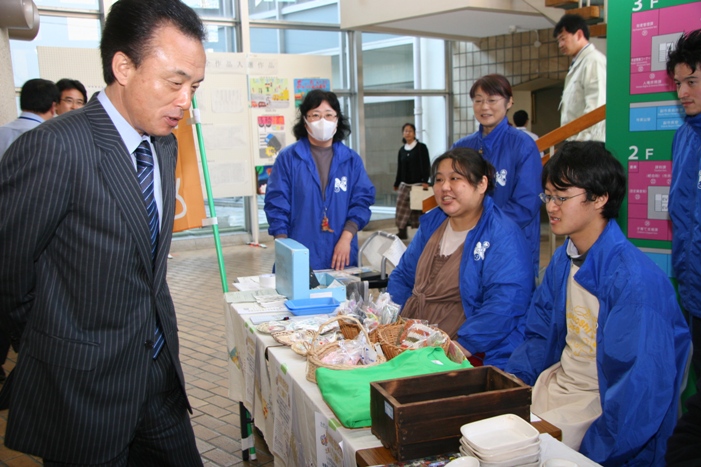和光南特別支援学校高等部の生徒たちによる市役所での就労体験学習を激励しました。