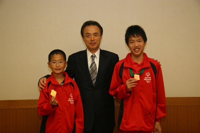 スペシャルオリンピックス日本代表選手が結果報告に来ました。
