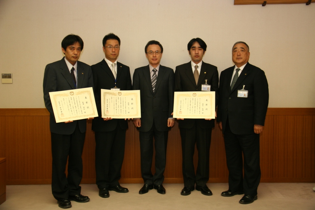 須賀川市へ災害派遣に赴いた職員を表彰し、労をねぎらいました。
