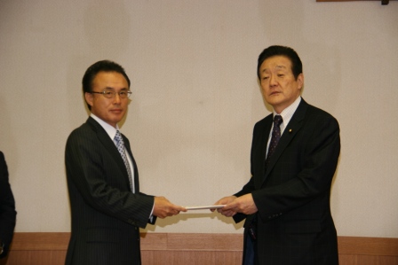 藤田財務副大臣が国家公務員宿舎建設中止の説明に来庁しました。
