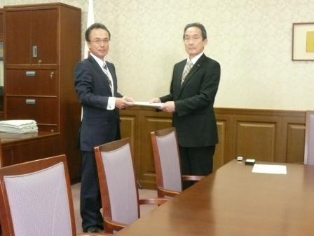 国家公務員宿舎建設中止の要望書を財務省吉田政務官に手渡しました。