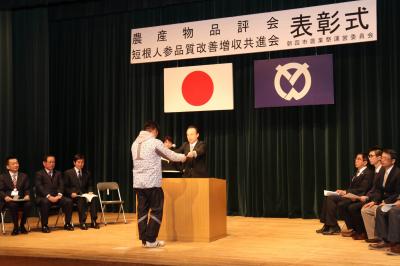 表彰式で生産者の方に賞状を授与する富岡市長