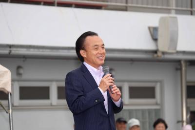 高齢者スポーツ大会で挨拶する富岡市長