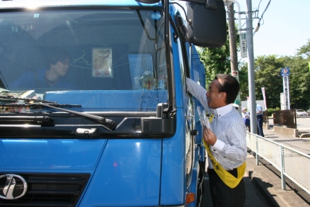 夏の交通事故防止運動で交通安全を呼びかけました。