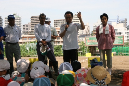 浜崎黒目花広場で園児といっしょに黄花コスモスの種を蒔きました。