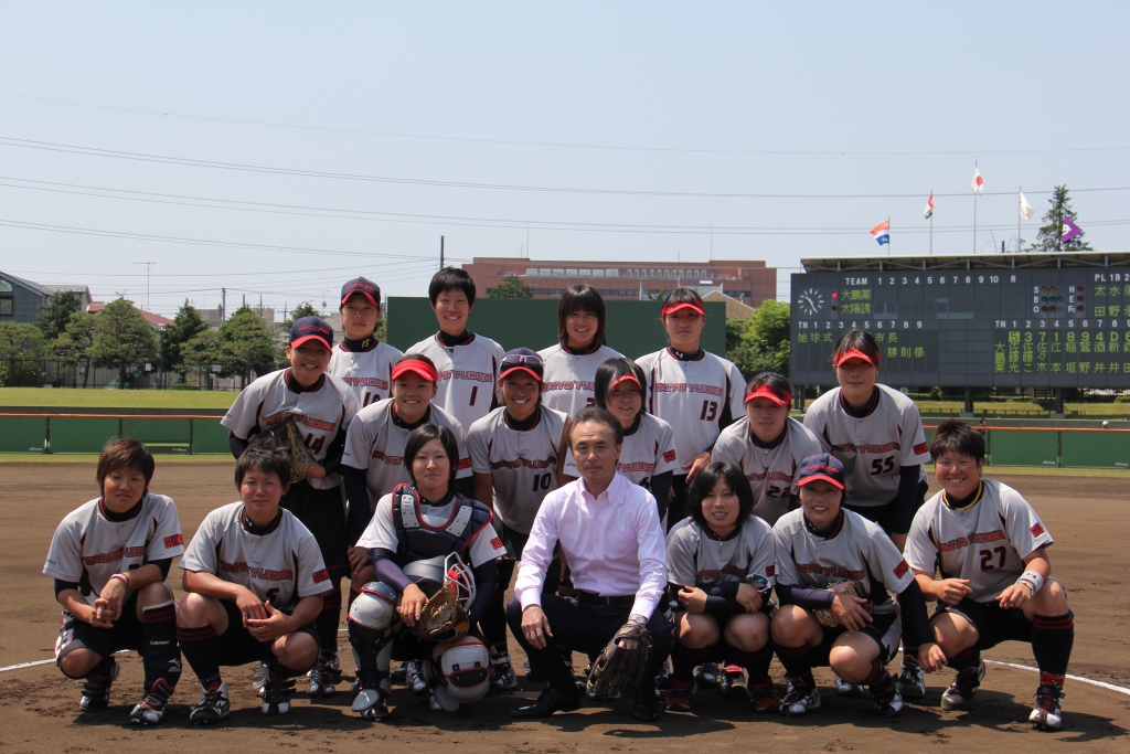 日本女子ソフトボールリーグの始球式を行いました。集合写真