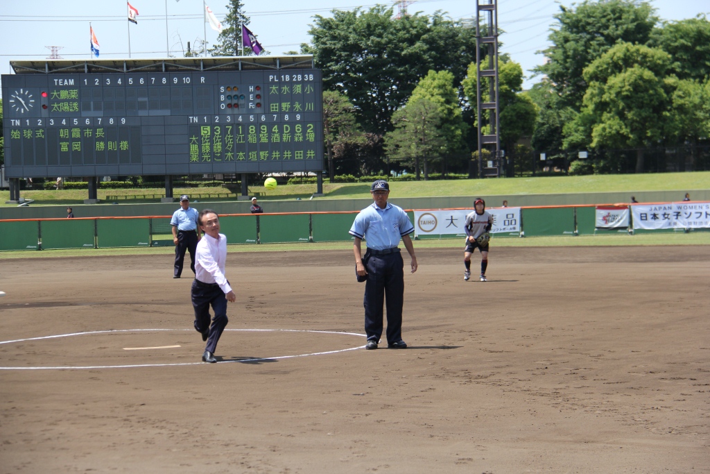 日本女子ソフトボールリーグの始球式を行いました。