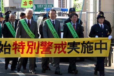 年末年始特別警戒出陣式で和光市長（左）と志木市長（右）といっしょに防犯を呼びかける