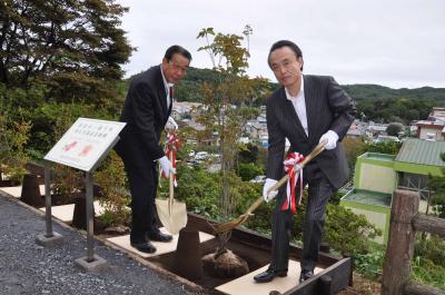 植樹をする新井越生町長と富岡市長