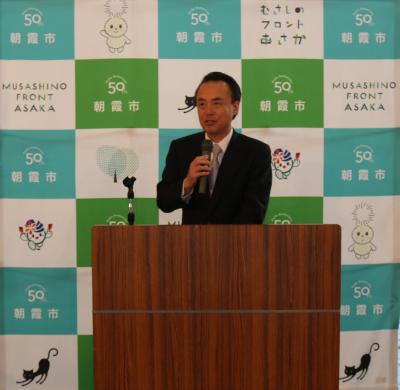 健康まつりで挨拶する富岡市長