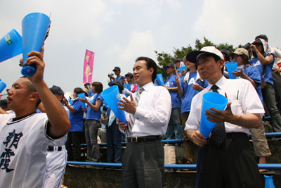 朝霞市営球場で高校野球県予選の朝霞高校の試合を応援する