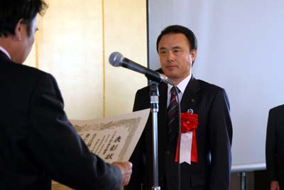 彩の国景観賞表彰式で上田知事（写真左）から表彰状を授与される（溝沼複合施設と朝霞第一中学校が受賞）