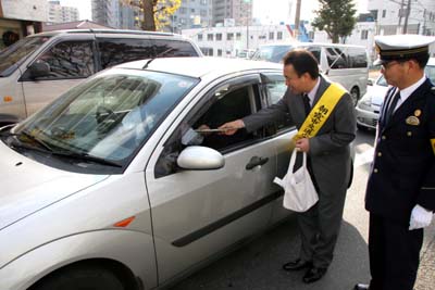 年末年始交通事故防止街頭活動でドライバーに交通安全を呼びかける