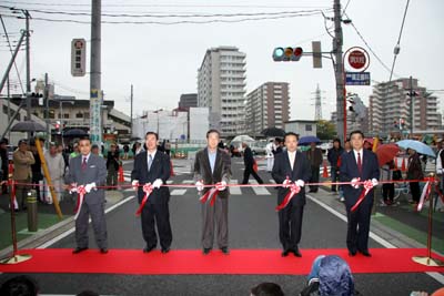 アート＆ハート朝霞2006あさか駅前ふれあい祭りでテープカット