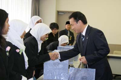 マレーシアのラワン中学校生徒の表敬訪問を受ける