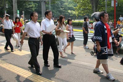 第23回朝霞市民まつり「彩夏祭」上田知事に会場を案内する