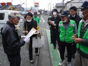 武蔵野訪問隊の特殊詐欺抑止活動の様子