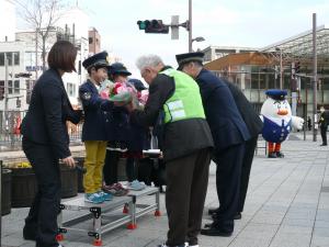 一日警察署長から関係者への花束贈呈