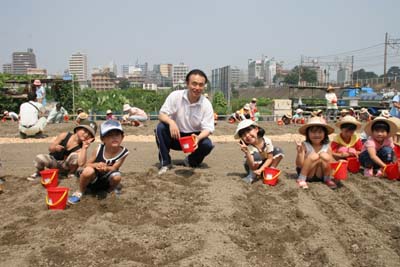 （仮称）浜崎黒目花広場で保育園のみんなとひまわりの種をまく