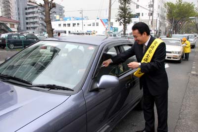 春の全国交通安全運動で街頭活動を行う