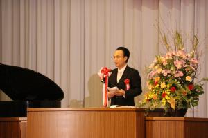朝霞第五中学校卒業式でお祝いの言葉を述べる市長の写真