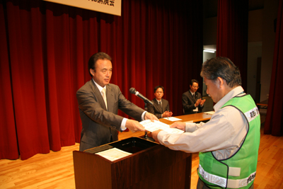 朝霞市防犯パトロール隊認定書交付式で、認定された団体に認定書を渡しました