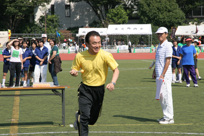 市民体育祭に出場し、ピンポン玉はさみ走で力走！！