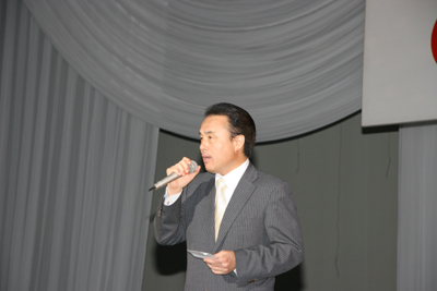 朝霞市敬老会で参加者に歌声を披露しました
