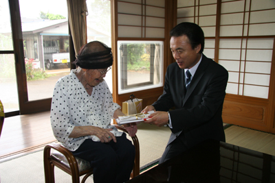 敬老祝い金を渡しました