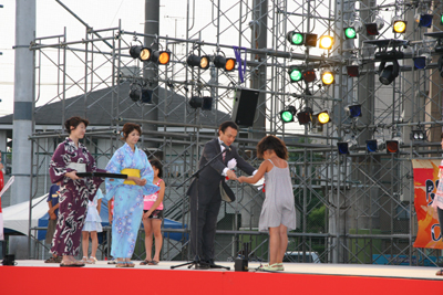 朝霞彩夏祭 絵画・ポスターコンクール表彰式で受賞した子どもに賞状を渡しました