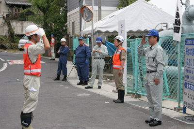 6月3日谷津地地区で行われた水防訓練で訓練の報告を受ける