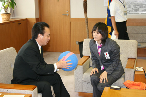 北京パラリンピックゴールボール代表の加藤三重子さんの表敬訪問を受けました