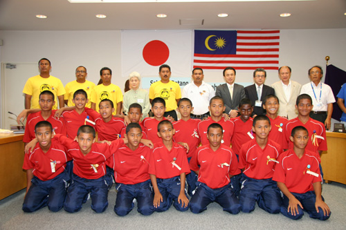 朝霞市を訪問したマレーシア少年サッカーチーム（埼玉国際ジュニアサッカー大会2008出場）といっしょに